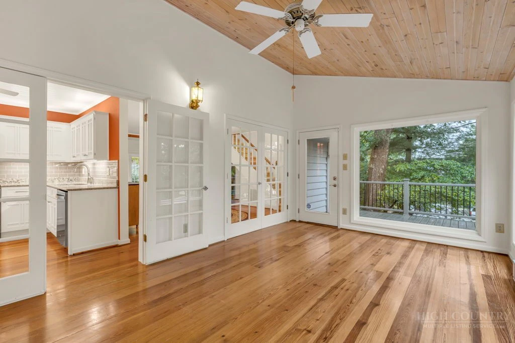 Image number 14 for the current listing