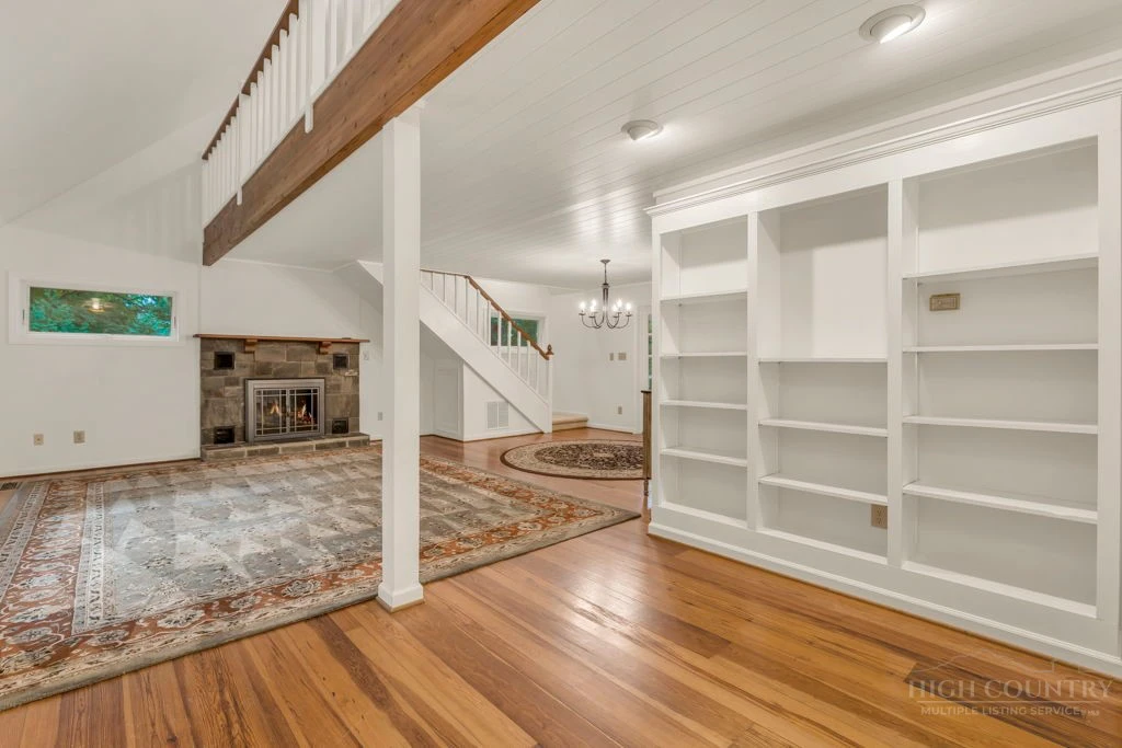 Image number 4 for the current listing