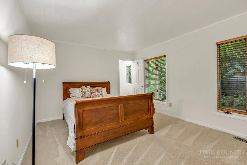 Image number 9 for the current listing