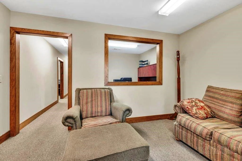 Image number 19 for the current listing