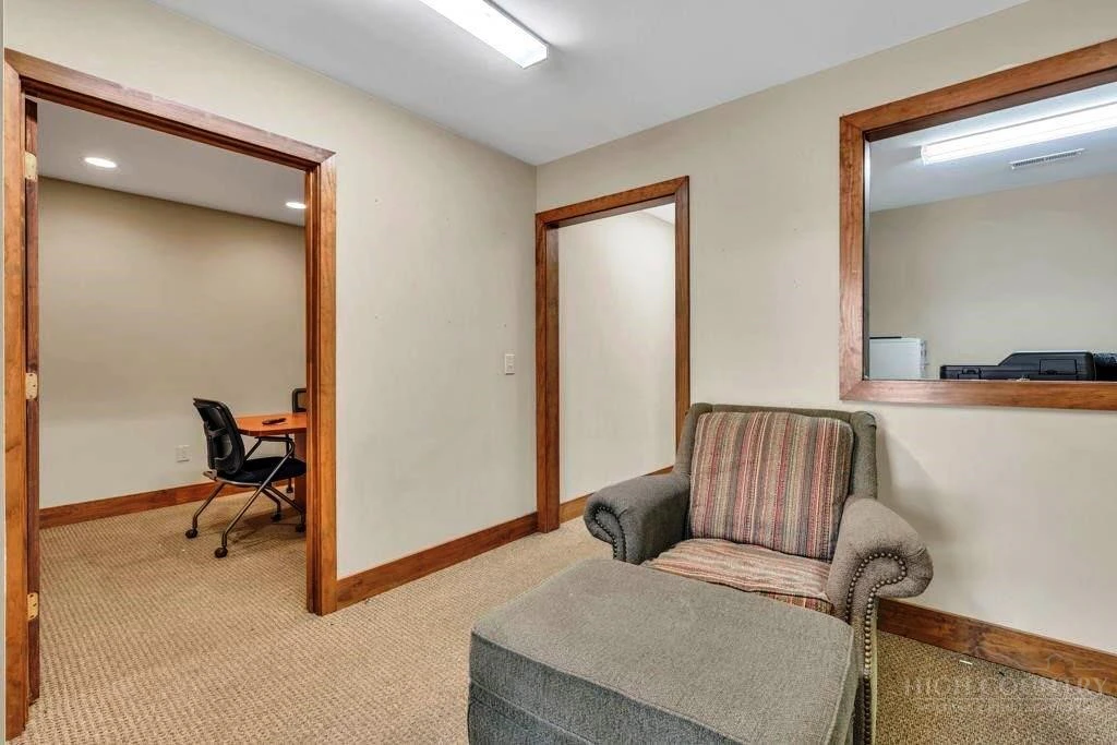Image number 18 for the current listing