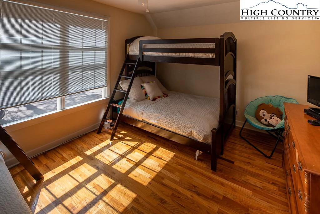 Image number 3 for the current listing