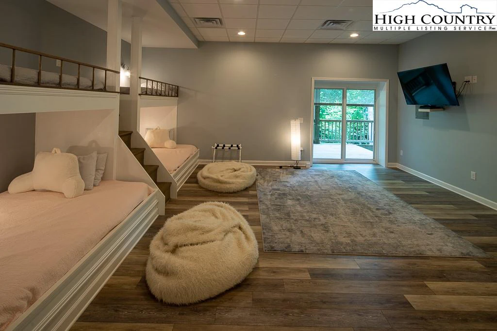Image number 2 for the current listing