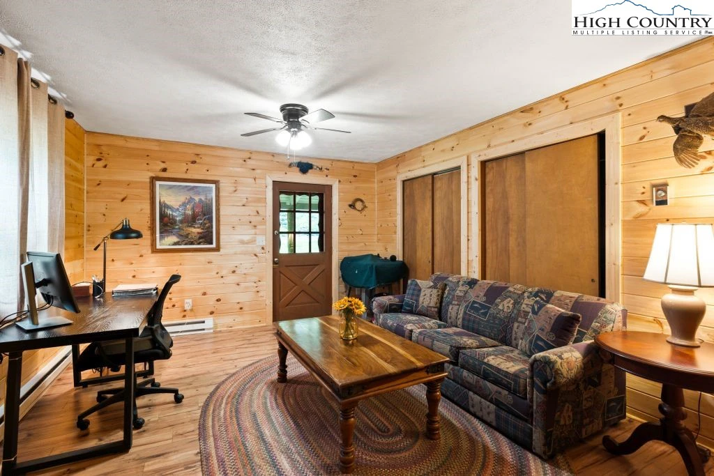 Image number 14 for the current listing