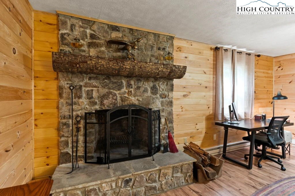 Image number 15 for the current listing