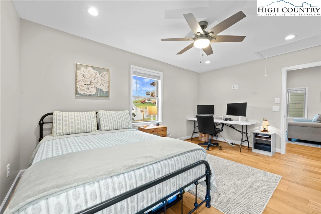 Image number 11 for the current listing