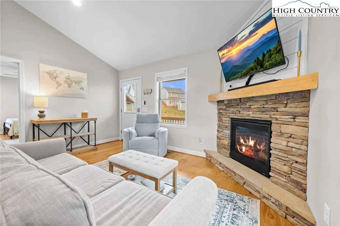 Image number 21 for the current listing