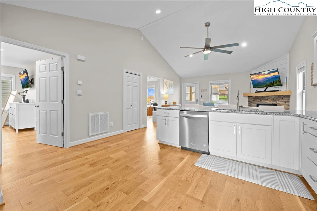Image number 2 for the current listing