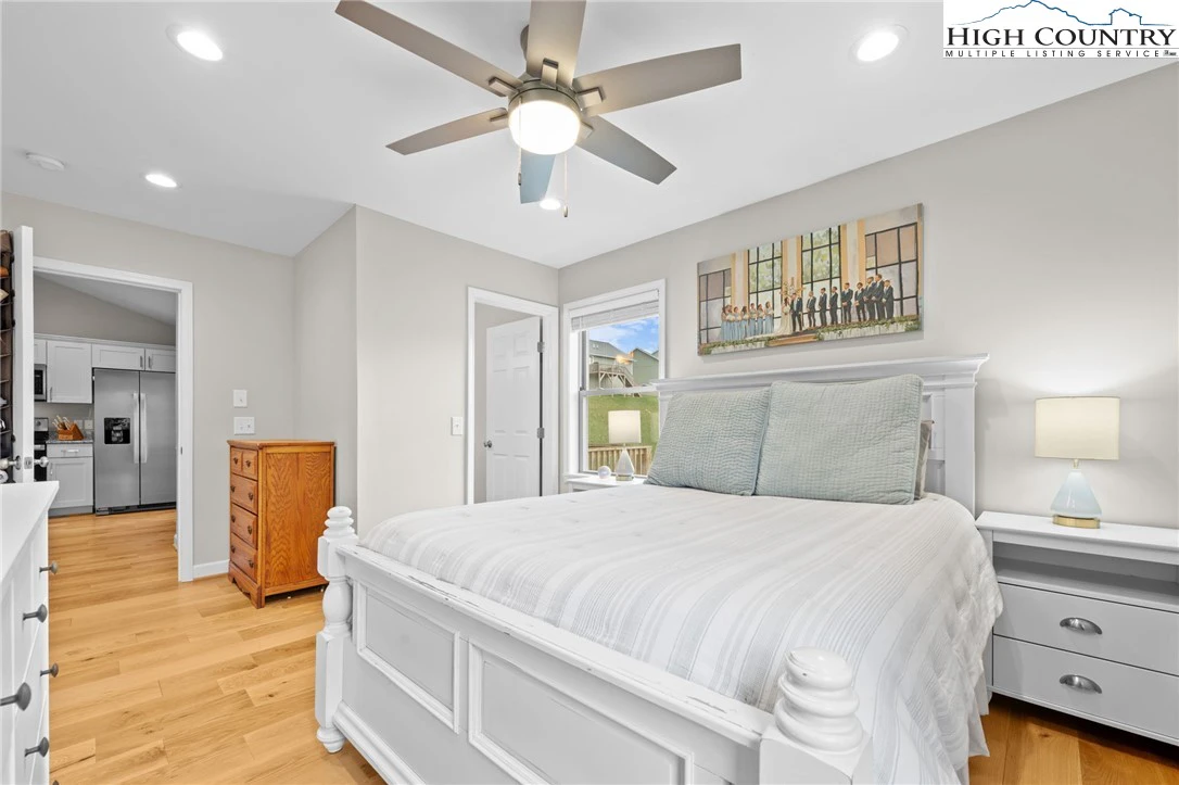 Image number 14 for the current listing