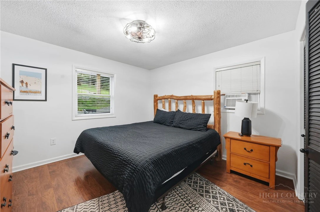 Image number 20 for the current listing