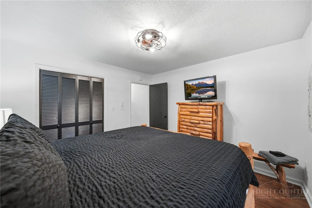 Image number 15 for the current listing