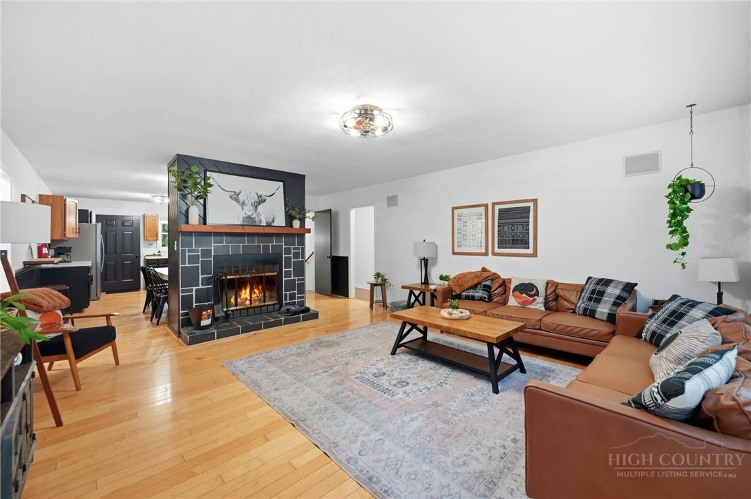 Image number 5 for the current listing