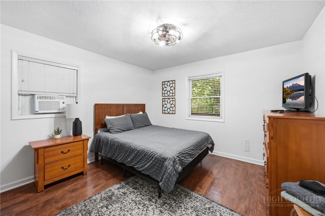 Image number 18 for the current listing