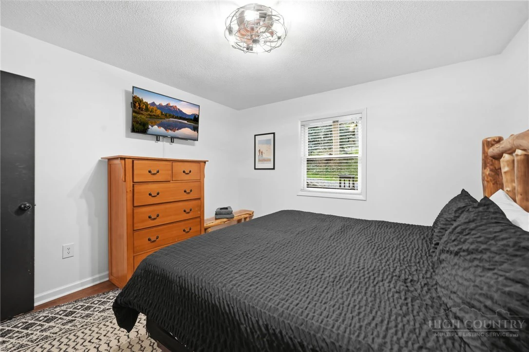 Image number 21 for the current listing