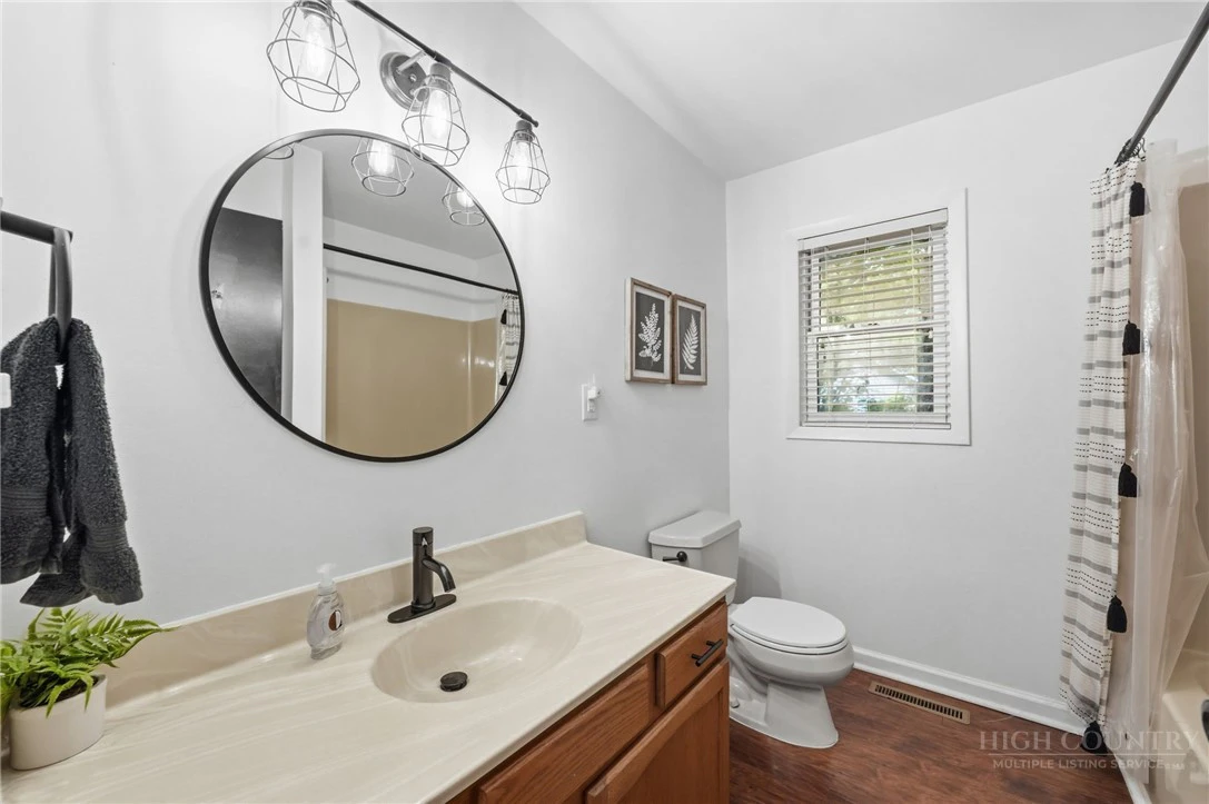Image number 16 for the current listing