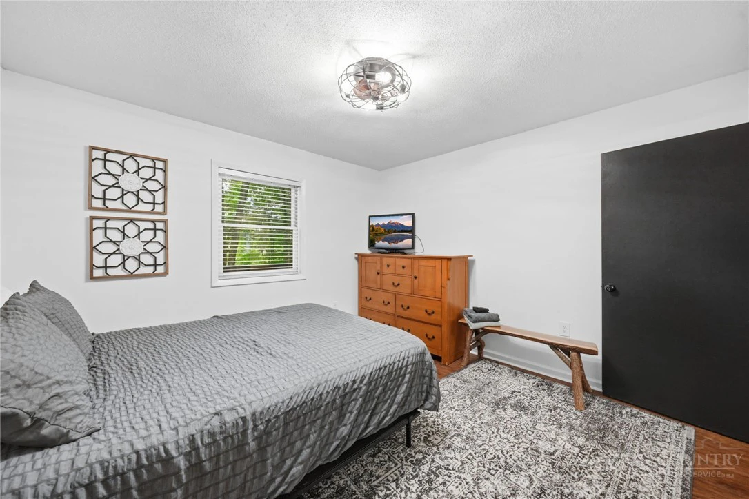 Image number 19 for the current listing
