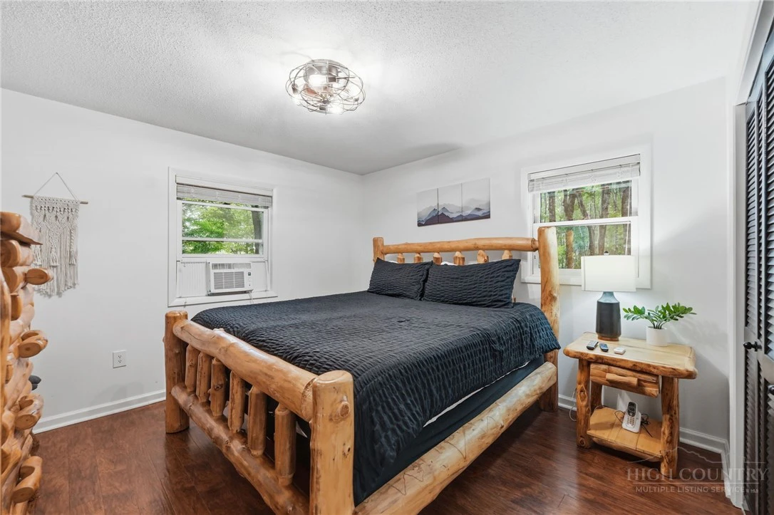 Image number 14 for the current listing