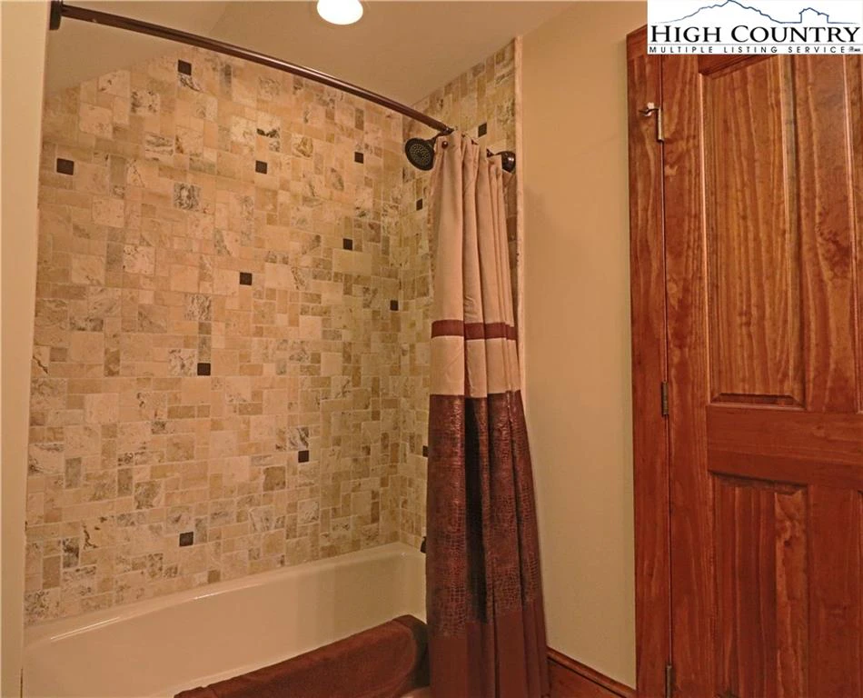 Image number 11 for the current listing