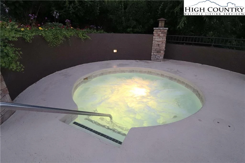 Image number 6 for the current listing