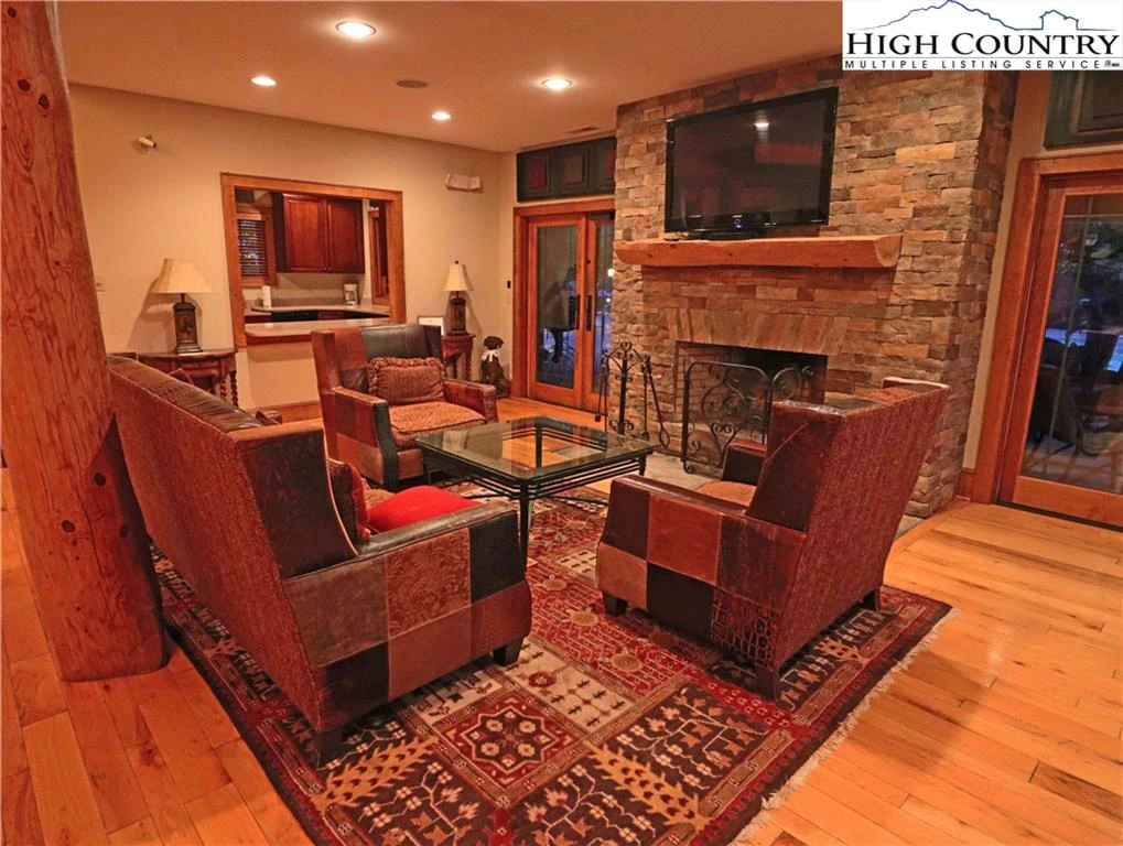 Image number 13 for the current listing