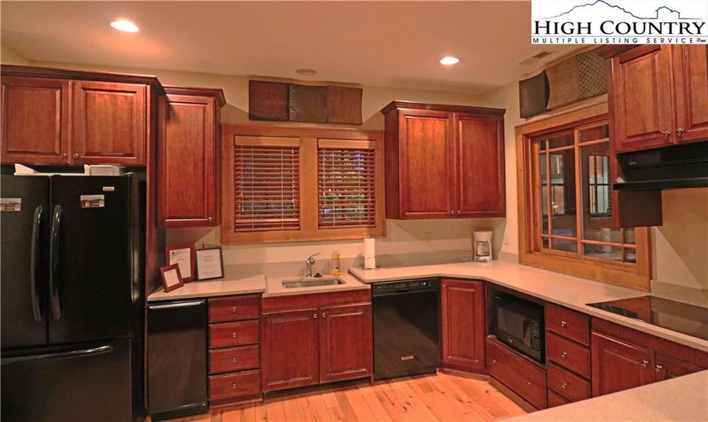 Image number 14 for the current listing
