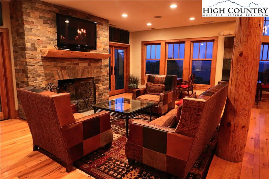 Image number 15 for the current listing
