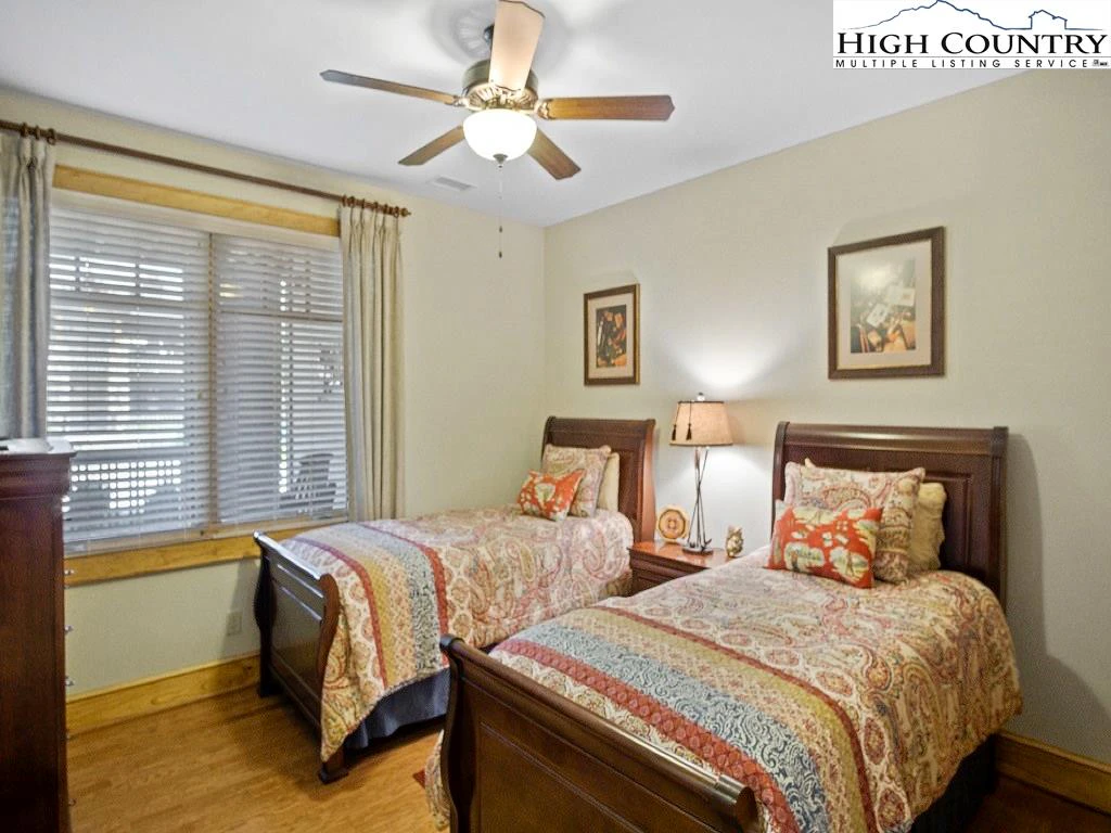 Image number 2 for the current listing