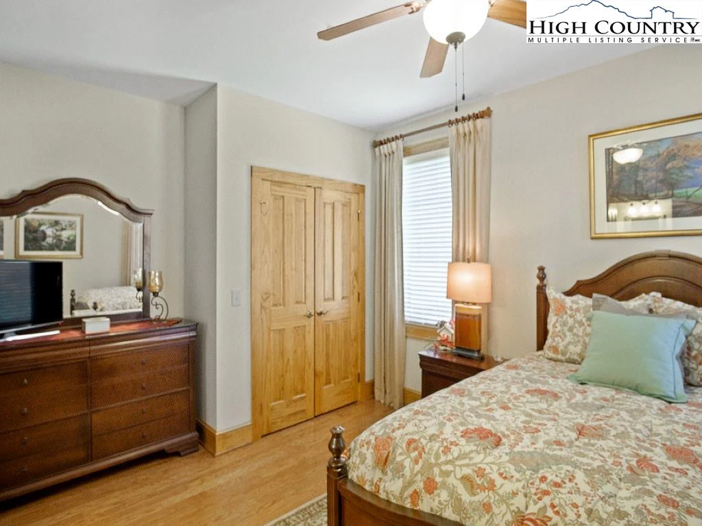 Image number 15 for the current listing