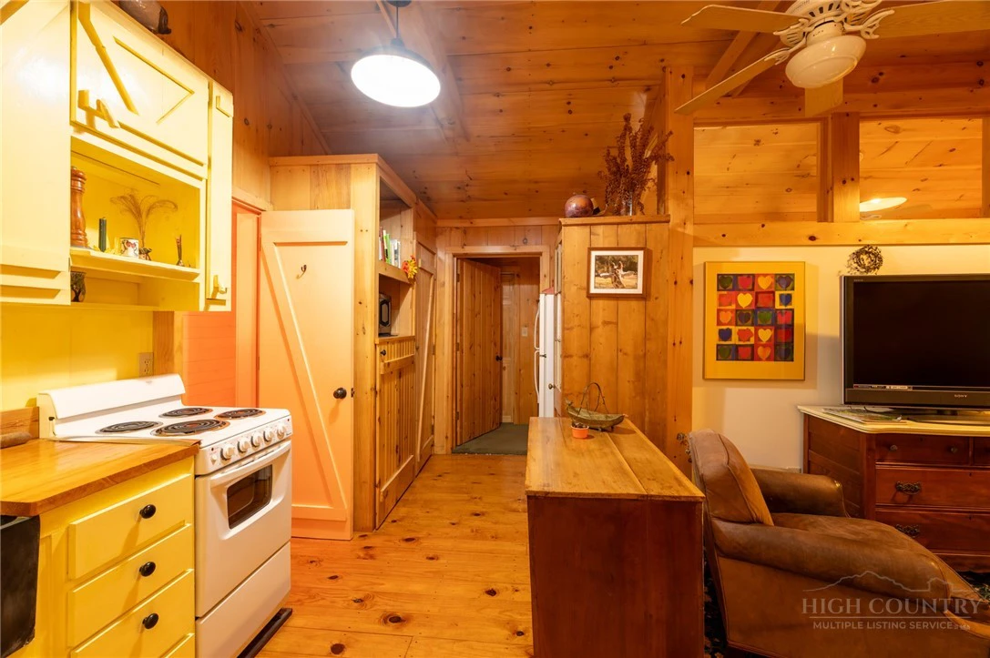 Image number 14 for the current listing