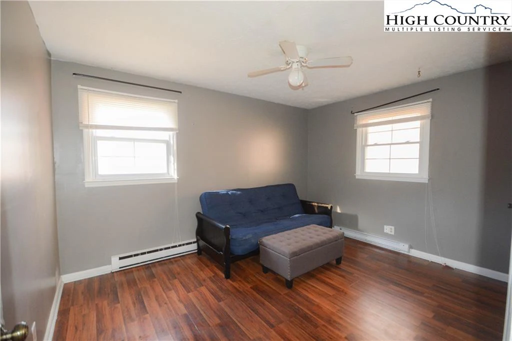 Image number 14 for the current listing