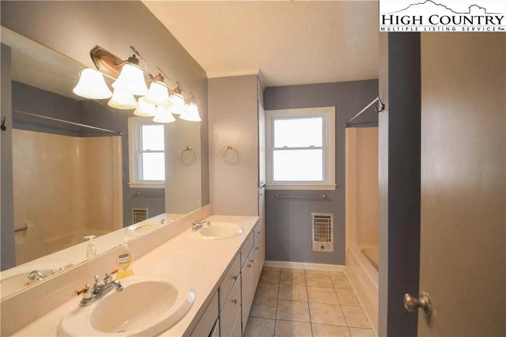 Image number 2 for the current listing