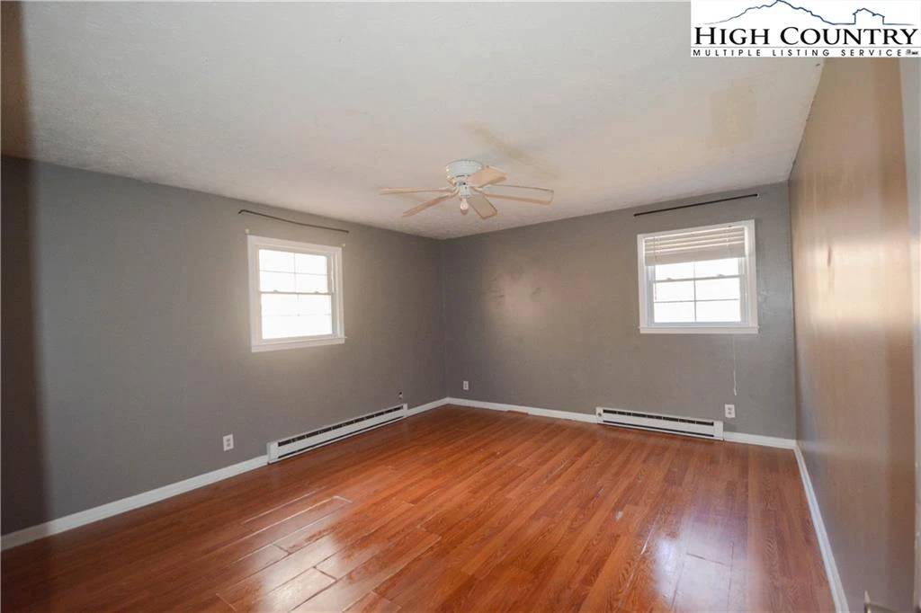 Image number 13 for the current listing