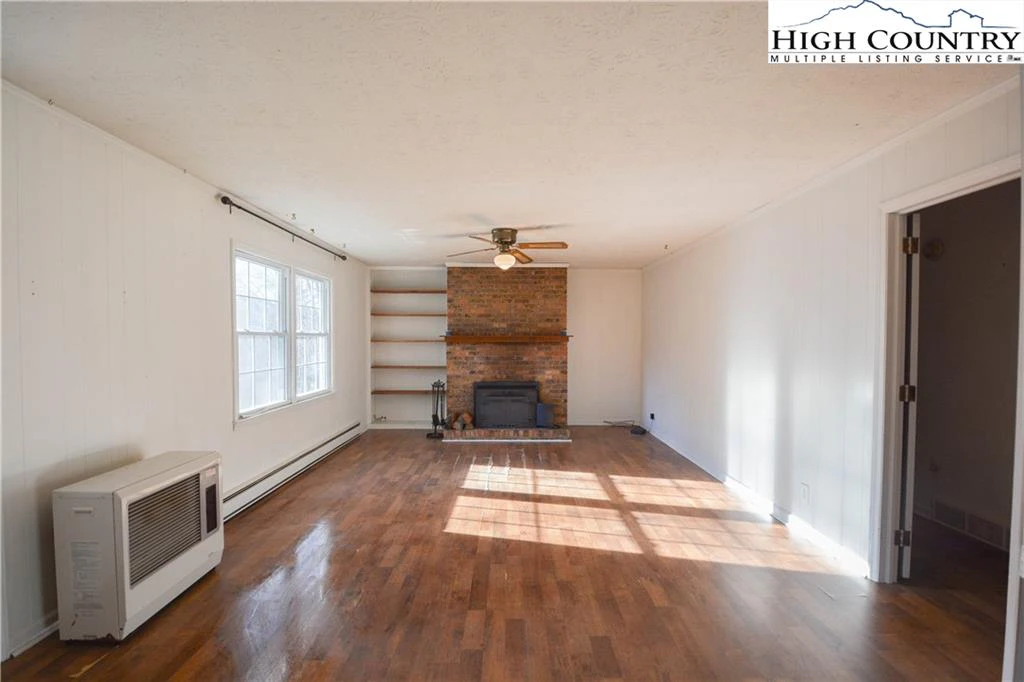 Image number 17 for the current listing