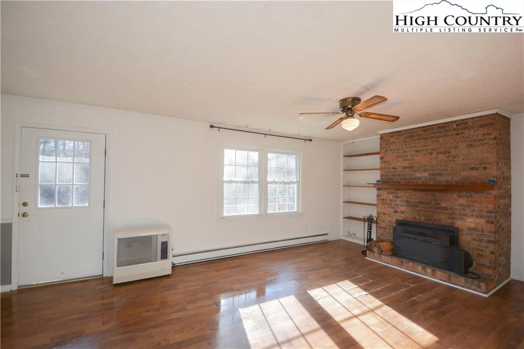 Image number 15 for the current listing