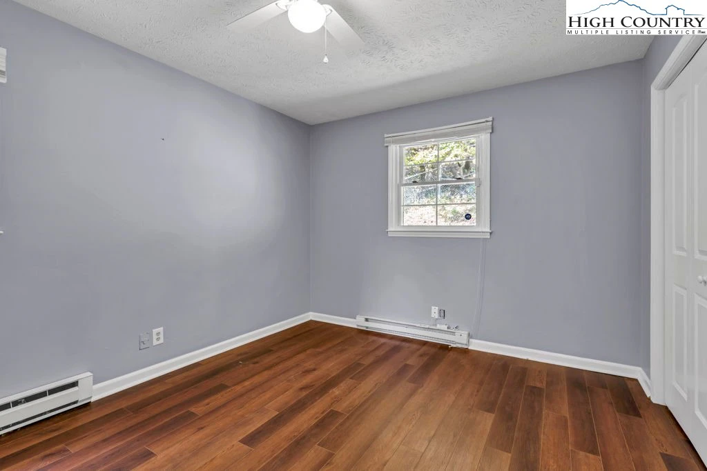 Image number 11 for the current listing