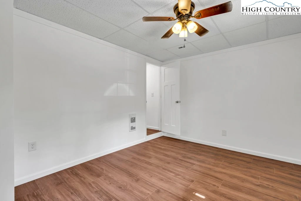 Image number 9 for the current listing