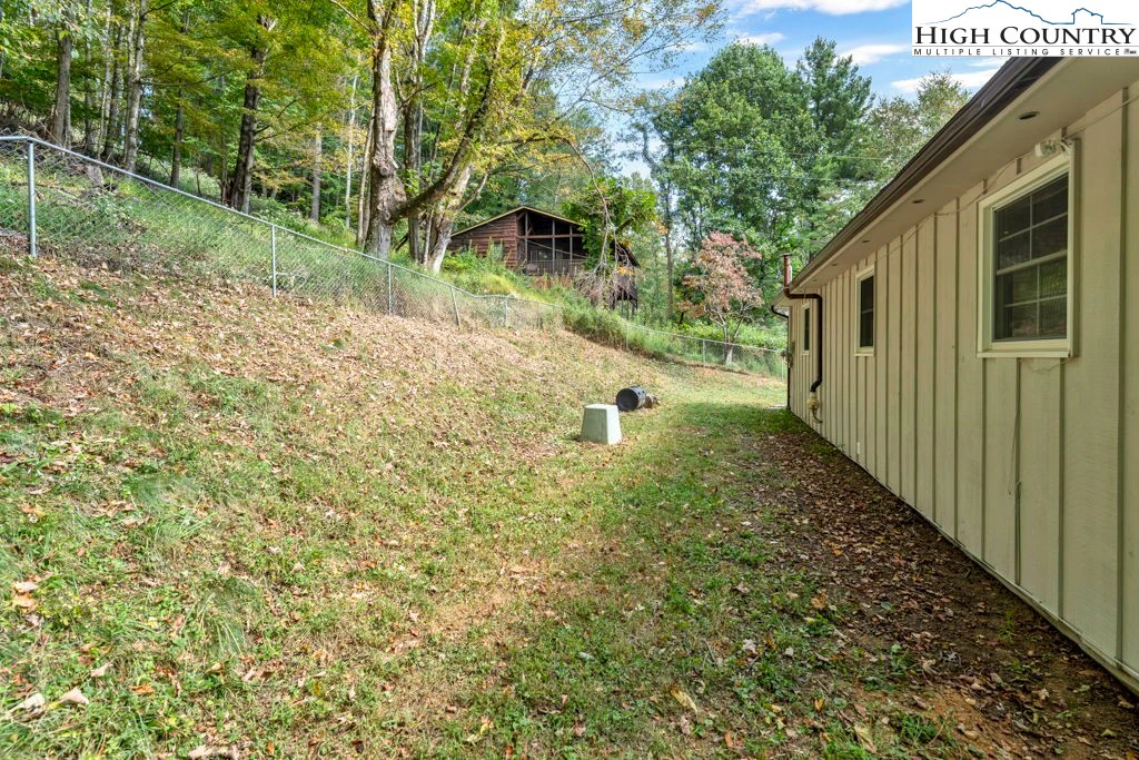 Image number 17 for the current listing