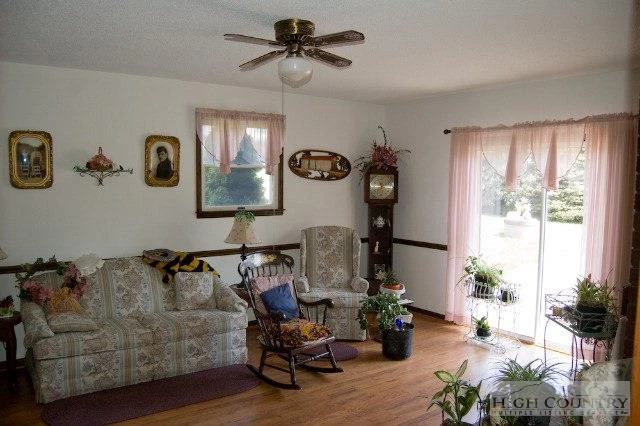 Image number 13 for the current listing