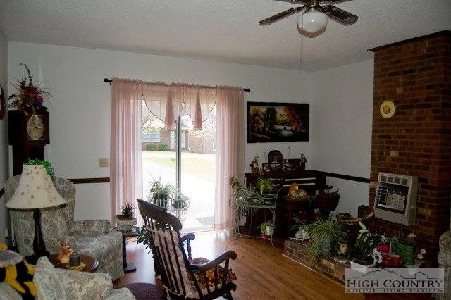 Image number 14 for the current listing