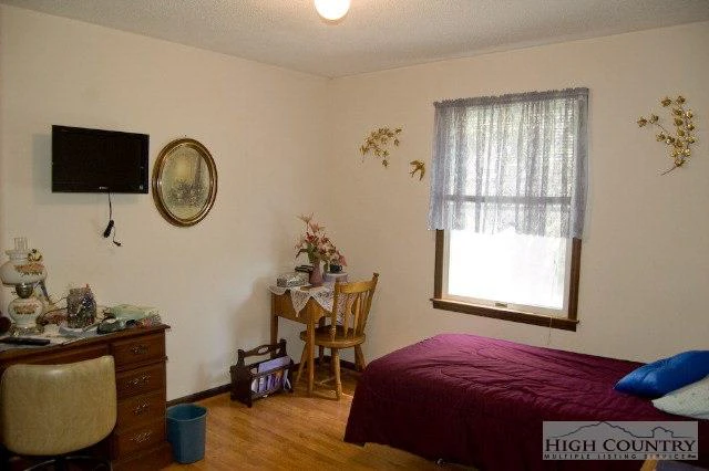 Image number 16 for the current listing