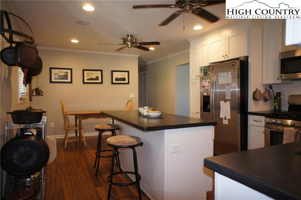 Image number 3 for the current listing