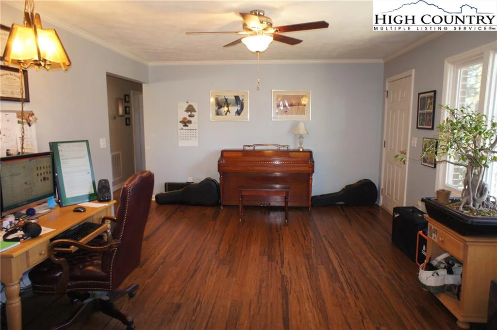 Image number 6 for the current listing