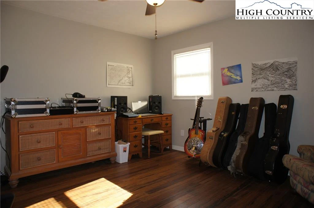 Image number 12 for the current listing