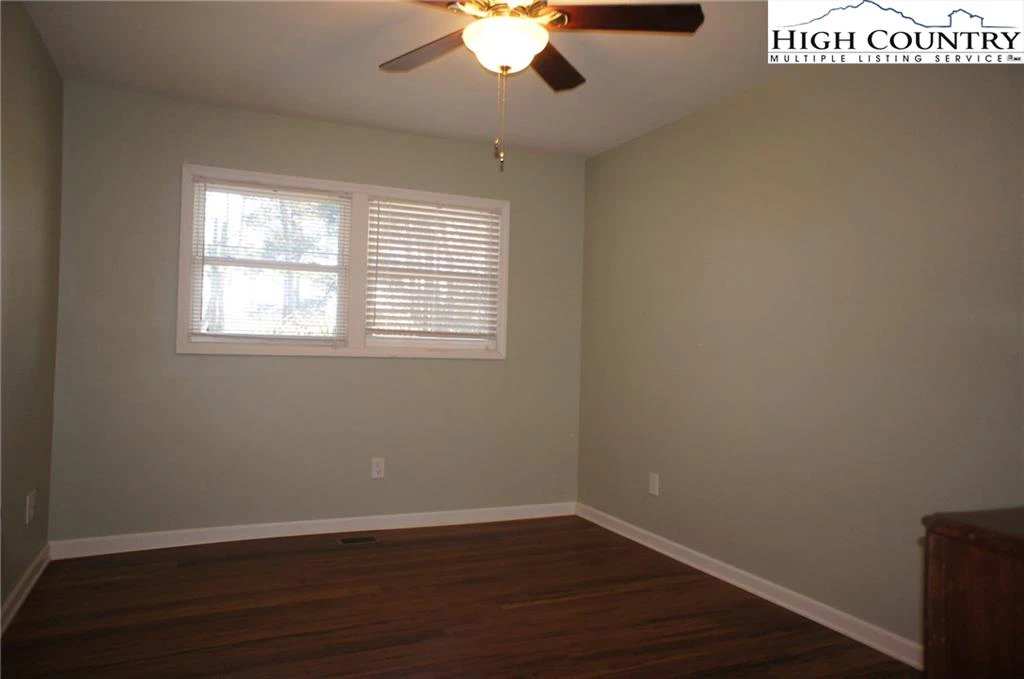 Image number 13 for the current listing