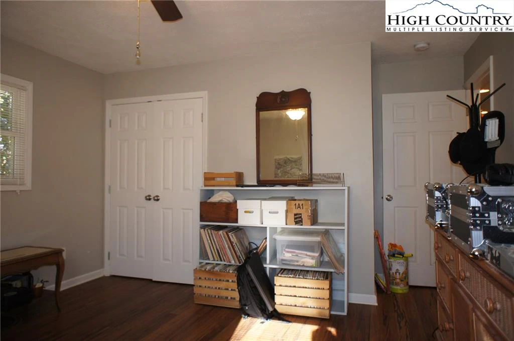 Image number 14 for the current listing