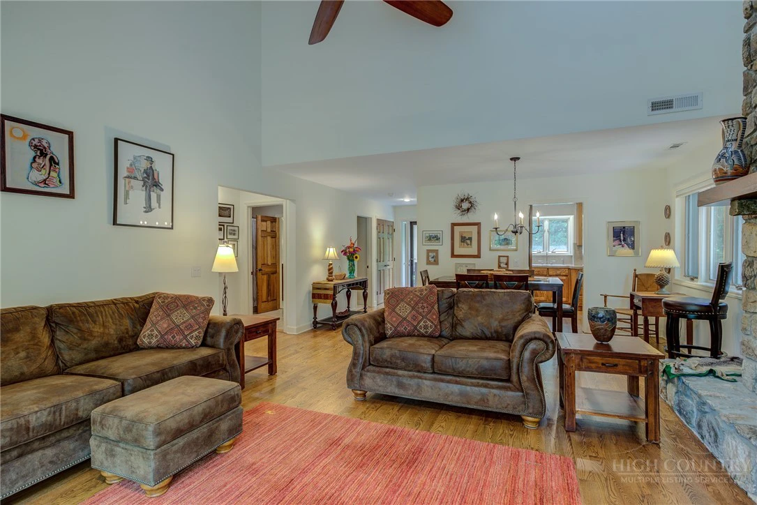 Image number 4 for the current listing