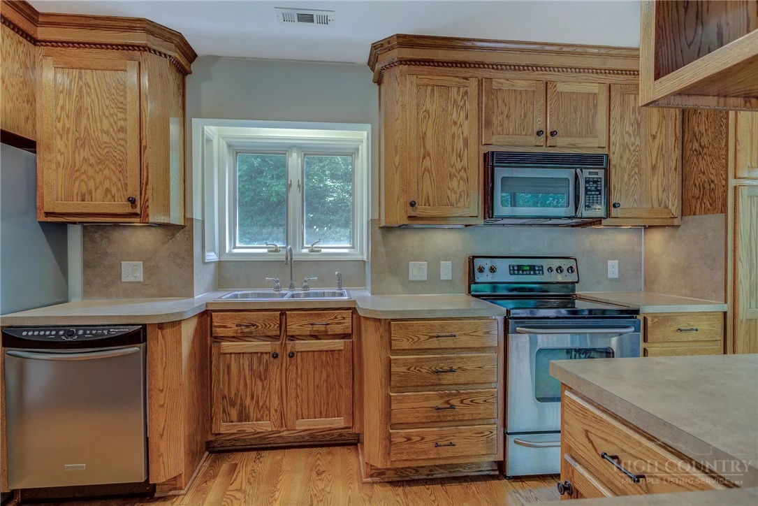 Image number 5 for the current listing