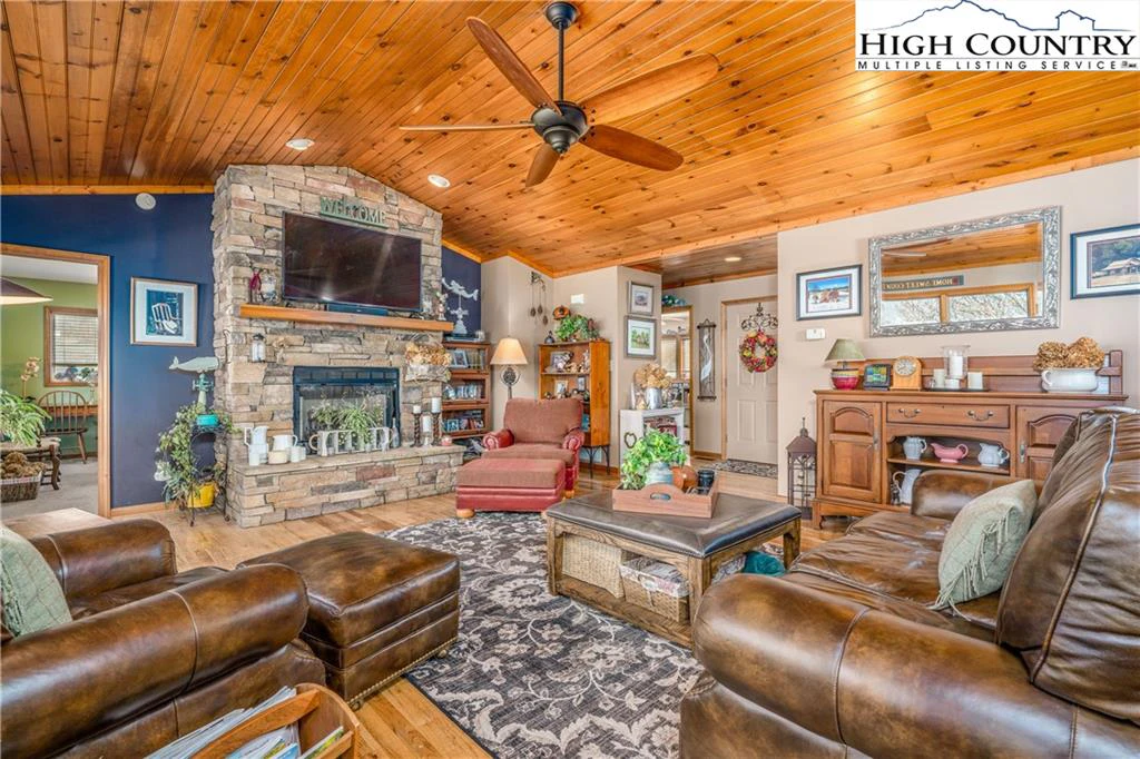 Image number 20 for the current listing