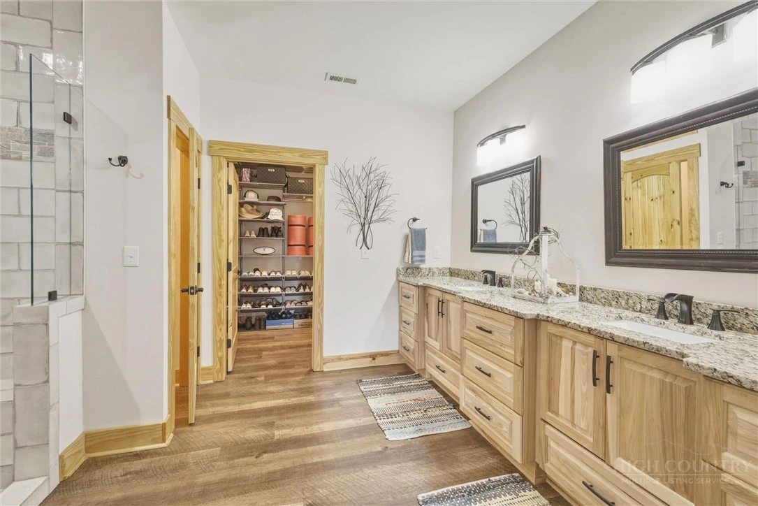 Image number 9 for the current listing