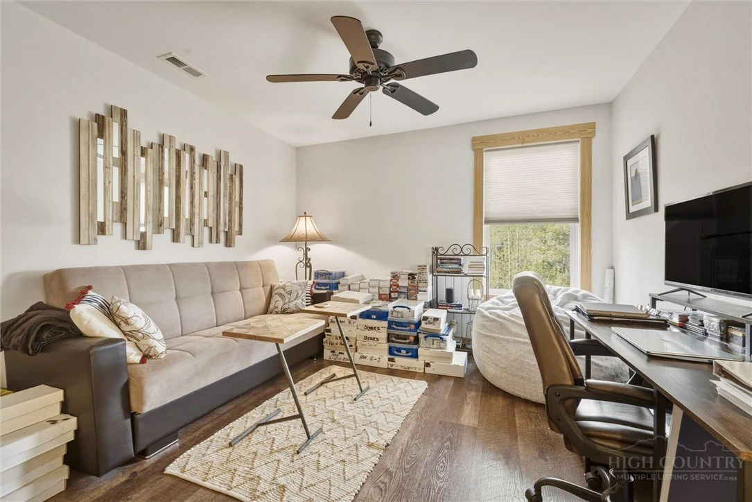 Image number 13 for the current listing